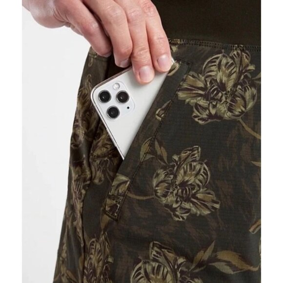 Athleta Printed Trekkie North Short Terra Firma Olive Green Size 2 657667‎ $69 - Picture 4 of 12